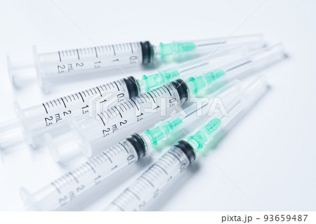 白い背景に置かれた複数の注射器 白い背景に置かれた複数の注射器 93659487