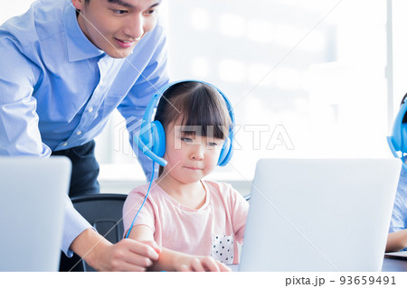 パソコンを使いレッスンを受ける女の子 パソコンを使いレッスンを受ける女の子 93659491