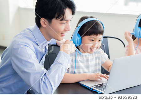 パソコンを使いレッスンを受ける女の子 パソコンを使いレッスンを受ける女の子 93659533