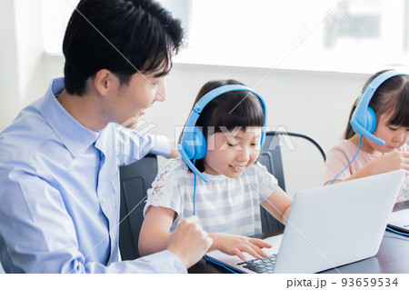 パソコンを使いレッスンを受ける女の子 93659534