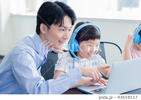 パソコンを使いレッスンを受ける女の子 パソコンを使いレッスンを受ける女の子 93659537