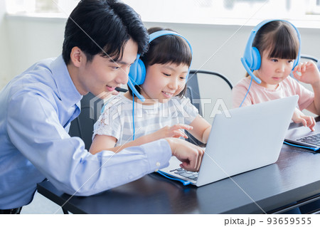 パソコンを使いレッスンを受ける女の子 93659555