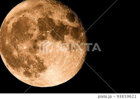 美しい黄色い満月 93659621
