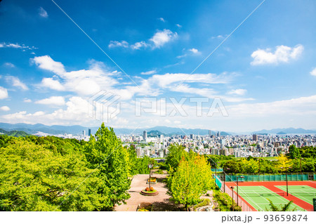 広島市西部の高台(竜王公園)付近から、市内中心部の東部から南部まで一望しています。瀬戸内海が見えます 93659874