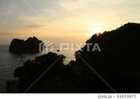 温泉街からの夕陽　 93659875