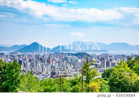 広島市西部の高台(竜王公園)付近から、広島市の南東方面を展望しています。元宇品公園や金輪島が見えます 広島市西部の高台(竜王公園)付近から、広島市の南東方面を展望しています。元宇品公園や金輪島が見えます 93659884