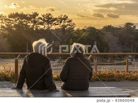 高齢の女性二人、話の弾む冬の夕刻風景 高齢の女性二人、話の弾む冬の夕刻風景 93660049