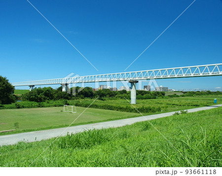 夏の江戸川土手から見るサッカー場とガス導管のある河川敷風景 夏の江戸川土手から見るサッカー場とガス導管のある河川敷風景 93661118