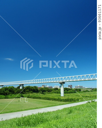 夏の江戸川土手から見るサッカー場とガス導管のある河川敷風景 夏の江戸川土手から見るサッカー場とガス導管のある河川敷風景 93661171