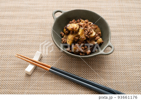 茄子と挽き肉の炒め物 93661176
