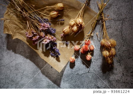 石の上のドライフラワー 石の上のドライフラワー 93661224