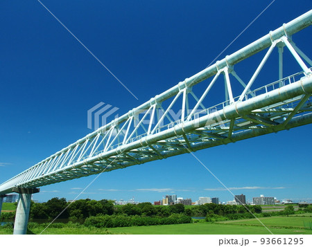 夏の江戸川土手から見るサッカー場とガス導管のある河川敷風景 93661295