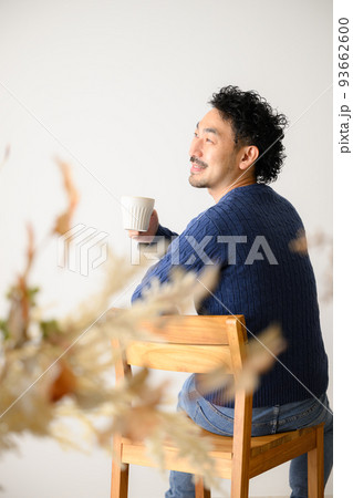 コーヒーを飲む髭の人 秋 コーヒーを飲む髭の人 秋 93662600