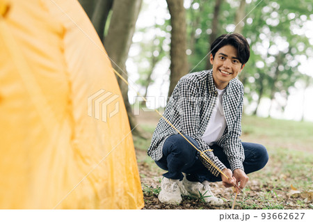 ソロキャンプを楽しむ男性・テントを張る男性 93662627