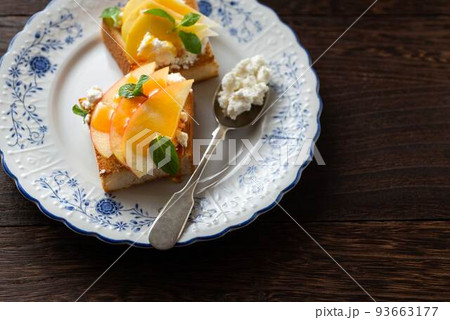 カッテージチーズとフルーツののトースト カッテージチーズとフルーツののトースト 93663177