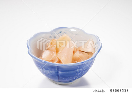 小鉢に入った甘酢漬けしょうがの白バック撮影 93663553