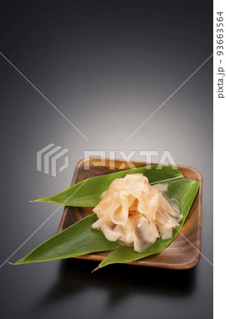 木皿の上に乗せた甘漬けしょうがの黒バック撮影 木皿の上に乗せた甘漬けしょうがの黒バック撮影 93663564