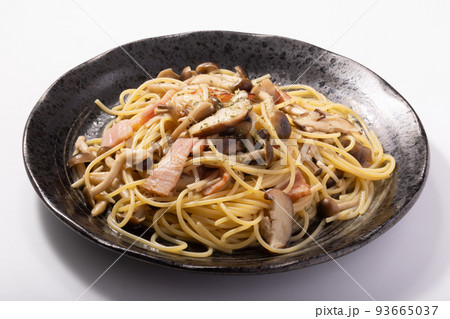 きのこの和風パスタ　(椎茸・えのき・しめじ)　醤油バター 93665037