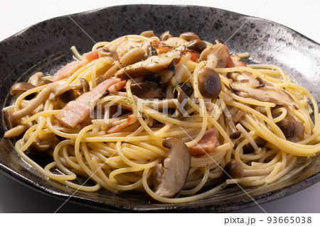 きのこの和風パスタ　(椎茸・えのき・しめじ)　醤油バター 93665038