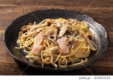 きのこの和風パスタ　(椎茸・えのき・しめじ)　醤油バター 93665039