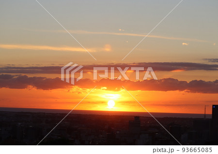 沈む太陽の光のスジが雲を照らしていている 93665085