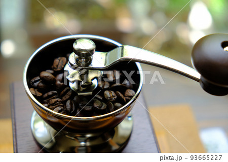 手挽きミルとコーヒー豆 93665227