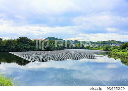 太陽光発電のあるため池（香川県高松市） 93665299