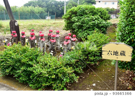 三島市　箱根旧街道西坂沿いの六地蔵と新緑 93665366