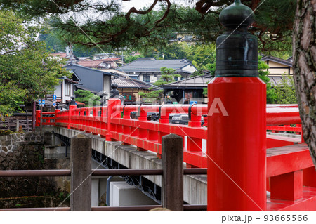 宮川に掛かる赤い橋 93665566