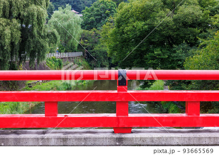 宮川に掛かる赤い橋 93665569
