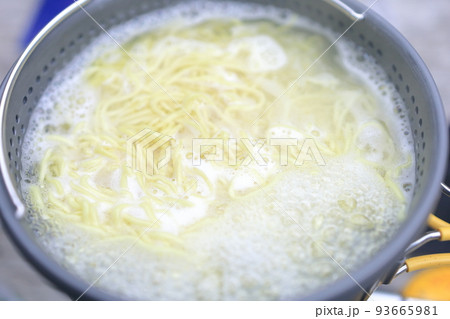 アウトドアで作るラーメン アウトドアで作るラーメン 93665981