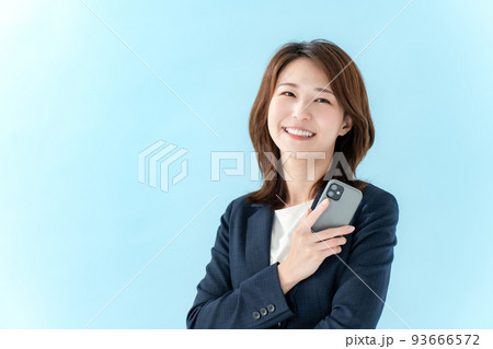 ビジネス 女性 スマートフォン ビジネス 女性 スマートフォン 93666572
