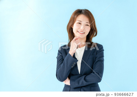 ビジネス 女性 ブルーバック ビジネス 女性 ブルーバック 93666627