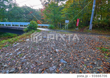 新潟県湯沢町の平標山駐車場付近のふれあいの橋のコース分岐点 新潟県湯沢町の平標山駐車場付近のふれあいの橋のコース分岐点 93666706