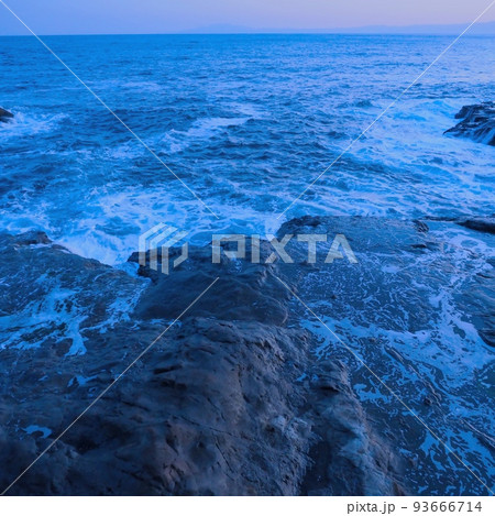 江ノ島の海辺。日没直後の風景。 江ノ島の海辺。日没直後の風景。 93666714