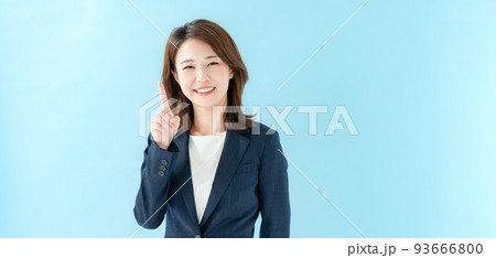 ビジネス 指差す女性 ブルーバック ビジネス 指差す女性 ブルーバック 93666800