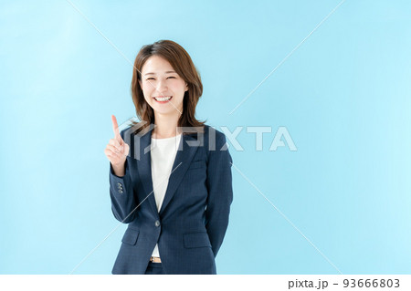 ビジネス　指差す女性　ブルーバック 93666803