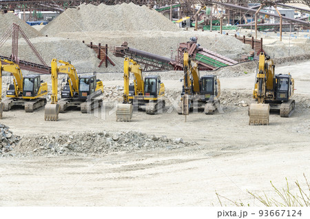 工事現場に並ぶ重機 93667124