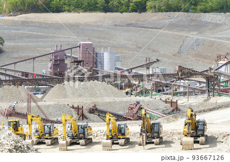 工事現場に並ぶ重機 93667126
