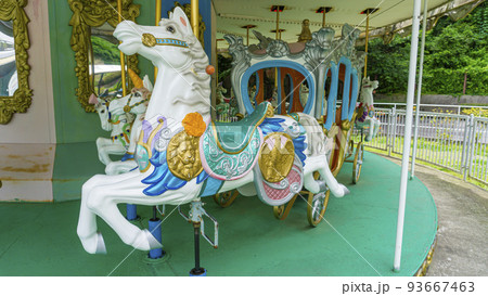 遊園地にある昭和レトロなメリーゴーランド 遊園地にある昭和レトロなメリーゴーランド 93667463