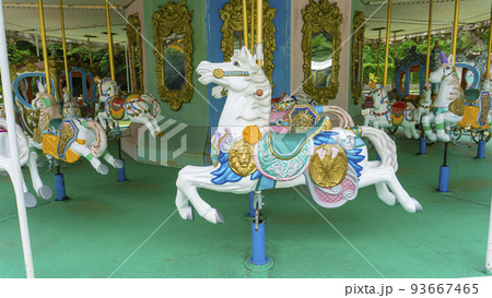 遊園地にある昭和レトロなメリーゴーランド 遊園地にある昭和レトロなメリーゴーランド 93667465