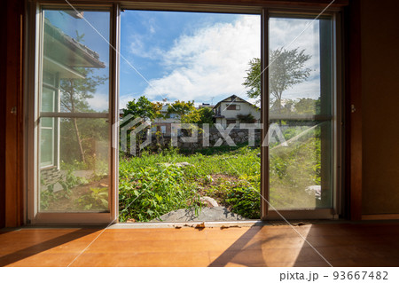 田舎の縁側の風景 93667482