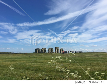 絵画みたいな秋空のイギリス　ストーンヘンジ 93667848