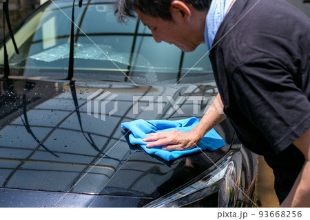 洗車をする男性 洗車をする男性 93668256