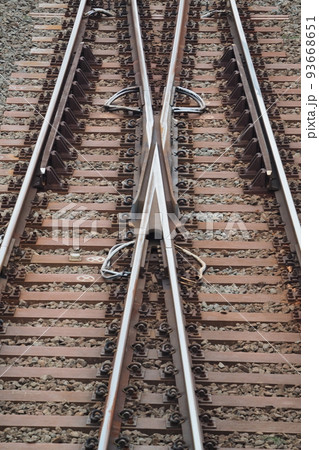 鉄道線路の交差点 93668651