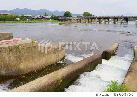 一ノ井堰と渡月橋/桂川・嵐山(京都市右京区) 一ノ井堰と渡月橋/桂川・嵐山(京都市右京区) 93668750