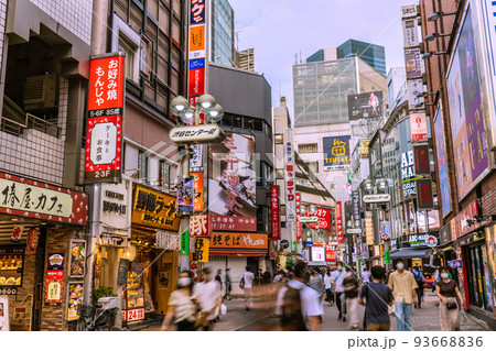 日本の東京都市景観 5週世界最多・死者数2週連続世界2番目。駅前の渋谷センター街には…＝8月26日 93668836