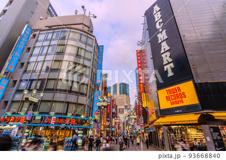 日本の東京都市景観 5週世界最多・死者数2週連続世界2番目。駅前の渋谷センター街には…＝8月26日 93668840