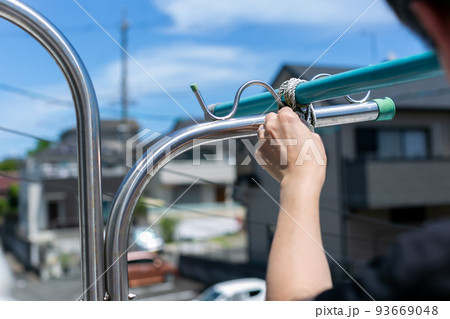 洗濯竿の固定をする男性 洗濯竿の固定をする男性 93669048