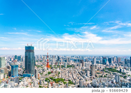【東京都】真夏の青空の都市風景（8月） 93669429